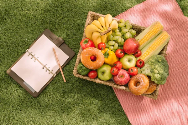 オープンピクニックバスケット フルーツ サラダ チェリーパイと芝生の上で夏のピクニックの設定 — ストック写真