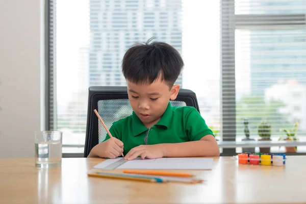 Carino Disegno Bambino Utilizzando Matite Colore Seduto Tavola — Foto Stock