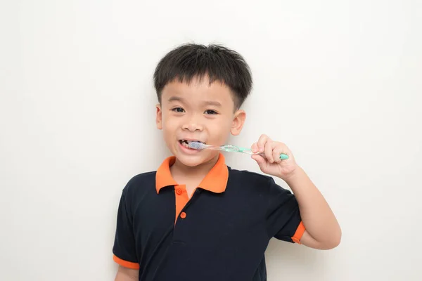 Liten Pojke Borsta Tänderna Stående Vit Bakgrund — Stockfoto