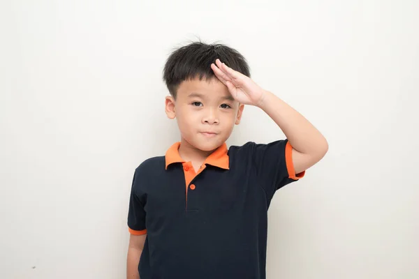 Glad Liten Pojke Att Sätta Handen Pannan Hälsning Isolerad Vit — Stockfoto