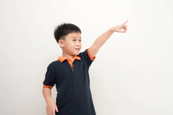 Retrato Menino Bonito Apontando Com Dedo Distância Isolada Fundo Branco — Fotografia de Stock