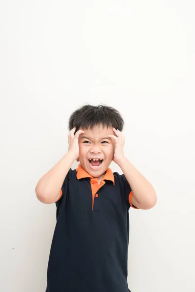 Lindo Niño Cubriendo Las Orejas Con Las Manos Pie Sobre — Foto de Stock