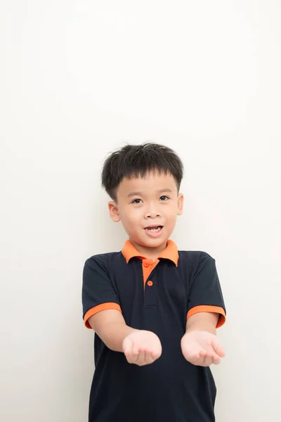 Pouco Ásia Menino Abertura Palmas Gesturing Com Mãos — Fotografia de Stock