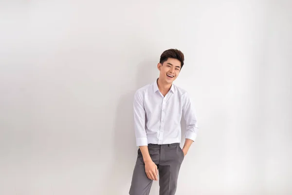 Retrato Joven Feliz Pie Sobre Fondo Blanco Hombre Asiático Con — Foto de Stock