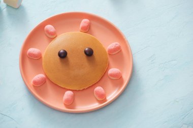 İzole, güzel yüzlü tatlı tatlı ile lezzetli kızarmış gözleme