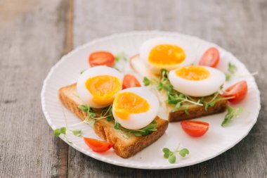 ahşap tahta üzerinde beyaz taze haşlanmış yumurta. Sağlıklı fitness Kahvaltı.
