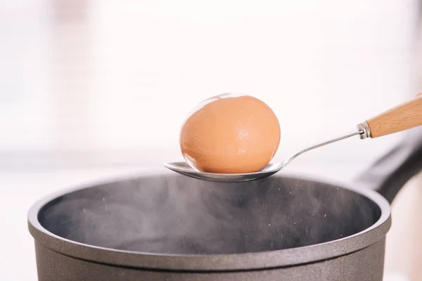 Шеф Повар Кладет Вареное Яйцо Чашку — стоковое фото