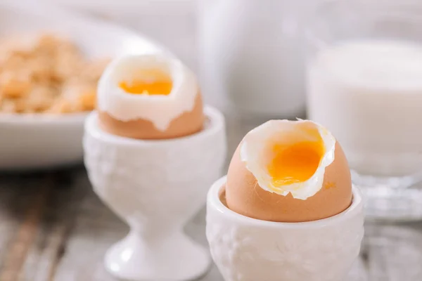Вкусный Завтрак Вареными Яйцами Хрустящими Тостами Горизонтальный Крупный План — стоковое фото