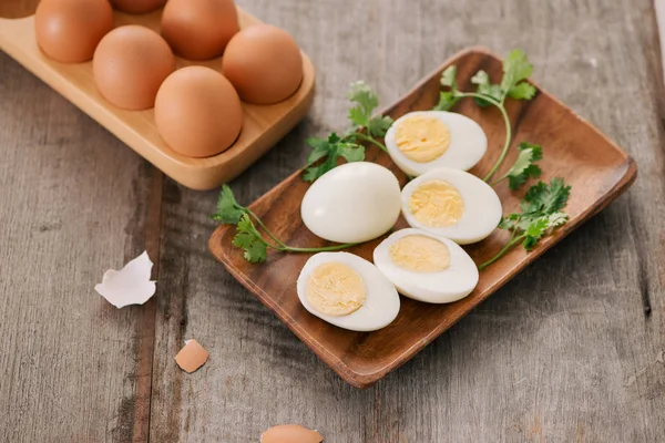 Розрізати Зварені Яйця Дві Частини — стокове фото