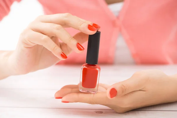 Mãos Femininas Com Manicure Vermelho Uma Garrafa Aberta Verniz Mesa — Fotografia de Stock