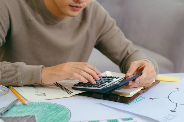 Jovem Atraente Jovem Asiático Homem Casa Sentado Sofá Com Calculadora — Fotografia de Stock