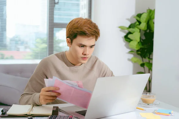 Jovem Asiático Pagando Suas Contas Casa Sala Estar — Fotografia de Stock