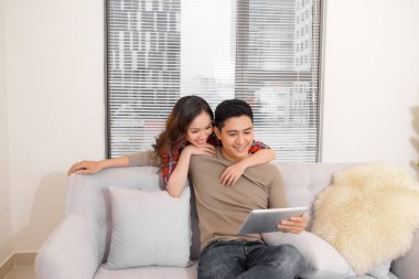 taşıma, ev, teknolojisi ve çift kavramı - çift kanepe ile laptop yeni ev rahatlatıcı gülümseyen