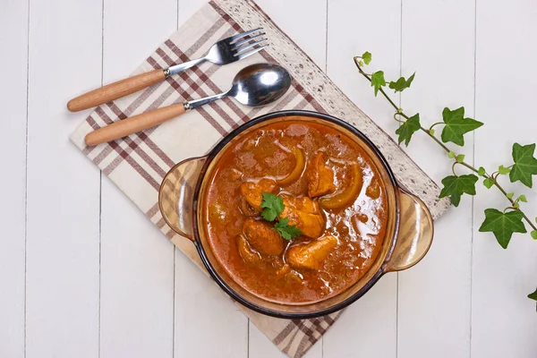 Hühnercurry Schüssel Mit Löffel Und Gabel Von Oben — Stockfoto