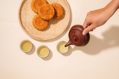 Geleneksel sonbahar ortası festivali sırasında yenir Vietnamca hamur işleri vardır Mooncakes
