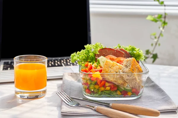 İşkadını take away Beslenme çantasına çalışma tablosu dizüstü bilgisayar ile gelen organik vegan yemek yeme
