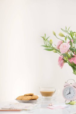 Sabah. Çalışma alanı ile defter, kahve, kurabiye