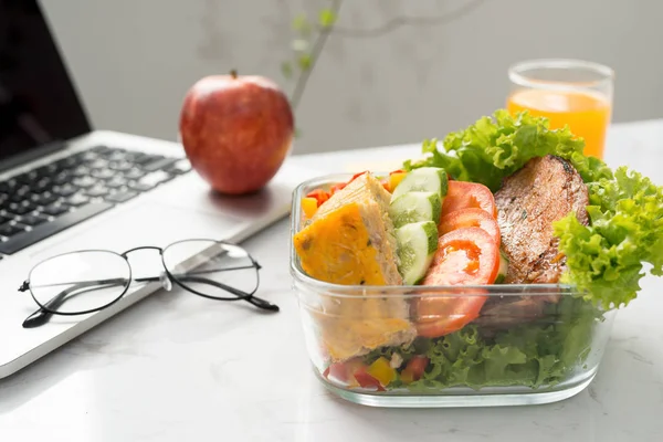 Zelfgemaakte Lunchbox Moderne Stijlvolle Werkplek Bij Het Bekijken Van Bovenaf — Stockfoto