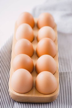 Kahvaltı hazırlama pişmiş yumurta omlet için gri tablosudur madde paketi çiftlik ham taze yumurta yumurta kızarmış