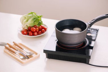 Üç yumurta su tencereye kaynar