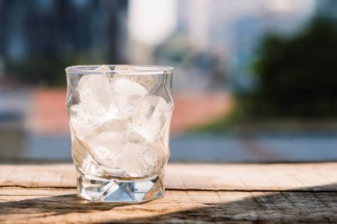 Ahşap masa buz küpleri ile gözlük