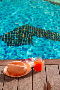 Karpuz taze meyve güler yüzlü içki sınırında yüzme havuzu - tatil kavramı hasır şapka ve güneş gözlüğü ile