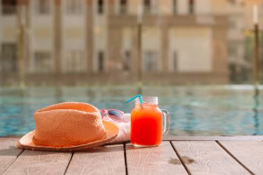 Güneş gözlüğü ve yüzme havuzu sınırında hasır şapka ile karpuz taze içki 