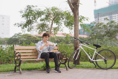 Saatini beklerken bakıyorsun adam