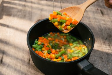 ahşap üzerine soslu taze sebze çorbası. tüm arka plan.