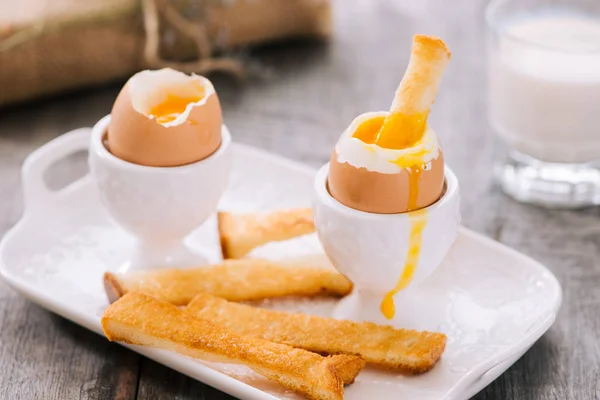 おいしい煮卵とカリカリ トースト クローズ アップ — ストック写真