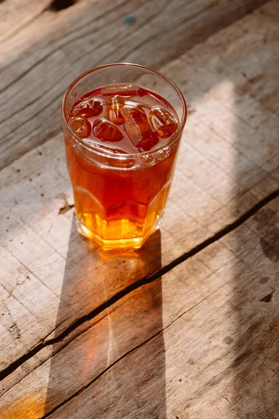 Νότια Στιλ Παγωμένο Γλυκό Τσάι Ποτήρι Ρουστίκ Ξύλινα Πίνακα — Φωτογραφία Αρχείου