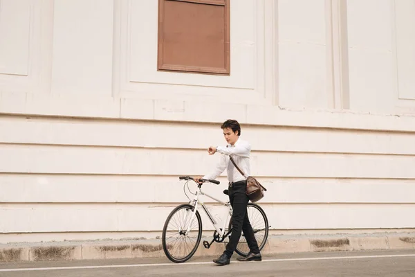 Открытый Портрет Красивого Молодого Человека Велосипедом Фиксированной Передачей Улице — стоковое фото