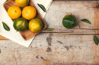 Rustik ahşap zemin üzerine mandalina, yakın çekim.