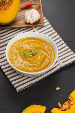 Sarımsak ve maydanoz otlar kase kabak çorbası