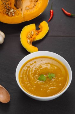 Sarımsak ve maydanoz otlar bir kase kabak çorbası