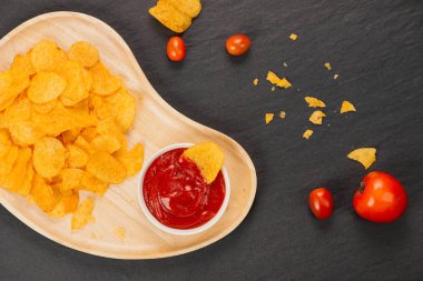 Patates kızartması ve ketçap. Bira aperatif, sağlıksız yeme