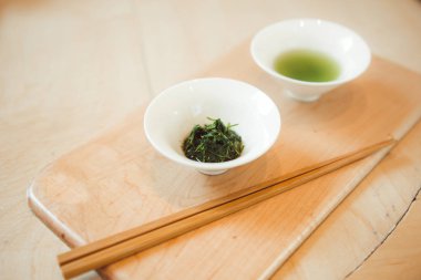 Japon Sencha çay yaprakları. Kopya alanı ile üstten görünüm