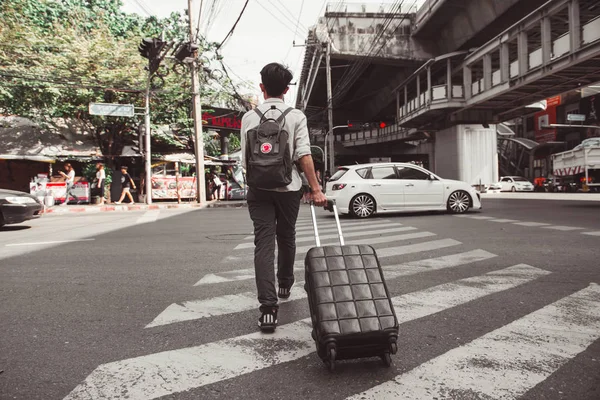 Bangkok Thaïlande Janvier Homme Avec Des Bagages Marchant Dans Rue — Photo