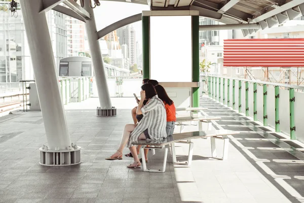 Bangkok Thailand January People Waiting Train Station January 2017 Bangkok — Stock Photo, Image