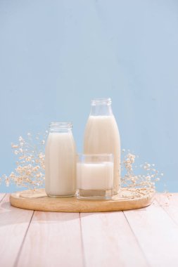 Süt ve süt ürünleri. Şişe süt ve süt ahşap tablo