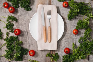 Taze mevsimlik organik sebze, malzemeler çatal ve mutfak peçete açık rustik renkli, üstten görünüm, çerçeve üzerinde kontrol etti. Sağlıklı beslenme veya temiz gıda kavramı.