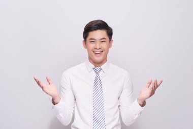 Öğe, dikey, gülümseyen, çekici, zarif adam beyaz arka plan aşağı için açılan iki elle, kopya alanı