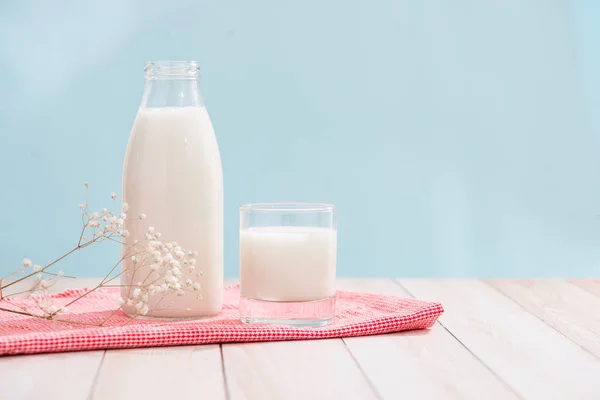 Produtos Lácteos Garrafa Com Leite Copo Leite Mesa Madeira — Fotografia de Stock