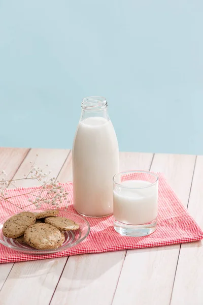 Pasticceria Colazione Biologica Biscotti Chip Bicchiere Latte Tavolo Legno Bianco — Foto Stock