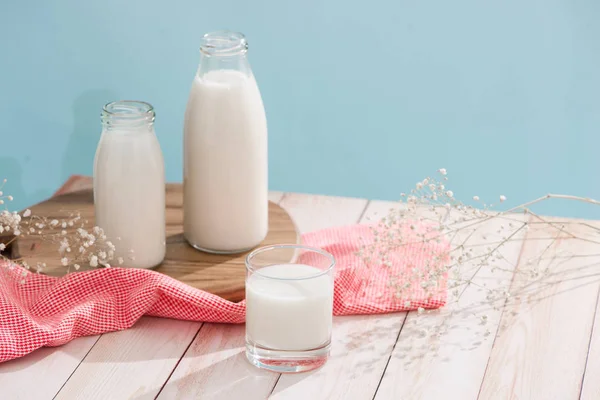 Productos Lácteos Botella Con Leche Vaso Leche Sobre Mesa Madera —  Fotos de Stock