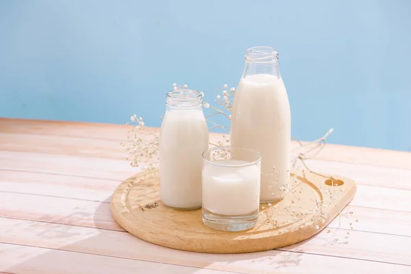 Productos Lácteos Botella Con Leche Vaso Leche Sobre Mesa Madera —  Fotos de Stock