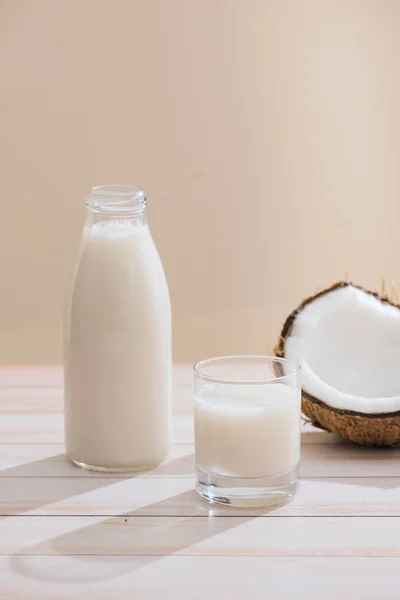 Kokosmjölk Flaska Och Glas Bordet Med Kopia Utrymme — Stockfoto