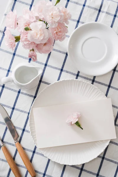 Cenário Mesa Com Pratos Talheres Flores Sobre Fundo Branco — Fotografia de Stock