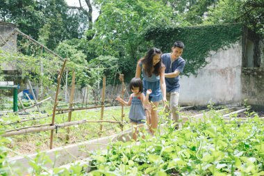 Anne ve kızı birlikte Bahçe nişanlı