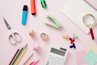 pembe tablo Not defteri, işaretleri, Büyüteç'i ve defter. Üstten görünüm. İş kavramı. Yukarı alay.